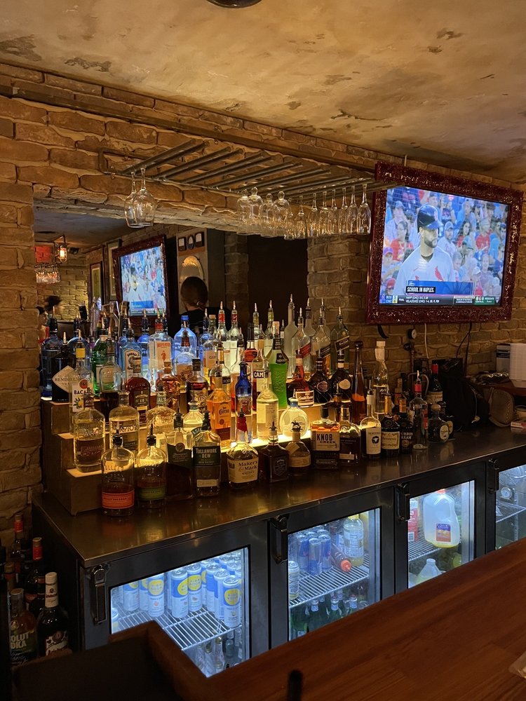 Grind Gastropub & Kona Tiki Bar