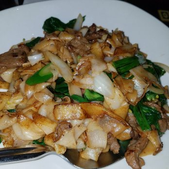 Chang Shou - Beef Chow Fun minus the bean sprouts and added Chinese broccoli (2/5) - Chinese Near Me - Brooks, California