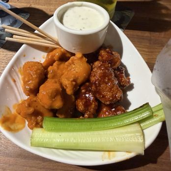 Yard House - Buffalo wings and BBQ - New American Near Me - Honolulu, Hawaii Yard House - Buffalo wings and BBQ - New American Near Me - Honolulu, Hawaii