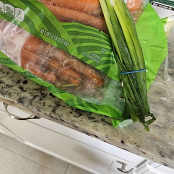 Safeway - Rotten carrots and soggy wet green onions - Grocery Near Me - Mclean, Virginia