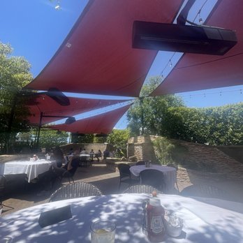 Hozy's Grill - Lovely patio setting! - New American Near Me - Santa Paula, California