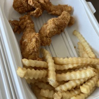Raising Canes - LOL, this is the 3 finger combo, look how small the chicken fingers are with barely any fries. Sadly this has happened a few times. - Fast Food Near Me - Hesperia, California Raising Canes - LOL, this is the 3 finger combo, look how small the chicken fingers are with barely any fries. Sadly this has happened a few times. - Fast Food Near Me - Hesperia, California