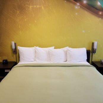 The Tangerine - King bed (room 120) - Hotels Near Me - Burbank, California