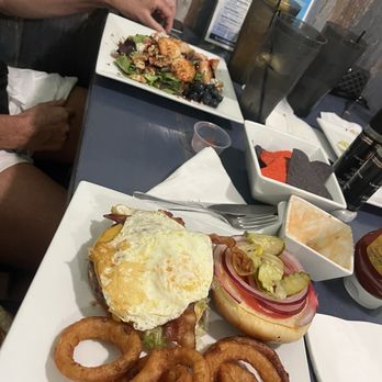 Blue Giraffe Restaurant - Barnyard burger - Seafood Near Me - Sanibel, Florida