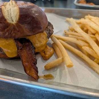 Moondog Pub & Grub - Moon dog burger - Burgers Near Me - Chamblee, Georgia