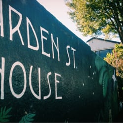 Arden Street House - Follow the painted sign into the whimsical garden when you arrive.