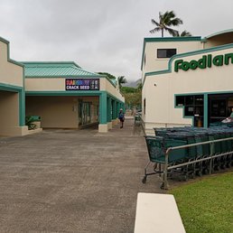 Exterior outside entrance of Foodland - Kaneohe, Hawaii Exterior outside entrance of Foodland - Kaneohe, Hawaii