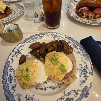 The Bloom Lounge - Classic Benedict with potatoes - Breakfast & Brunch Near Me - Plano, Texas