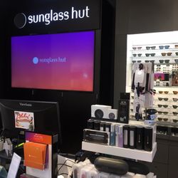 Sunglass Hut - Interior 3