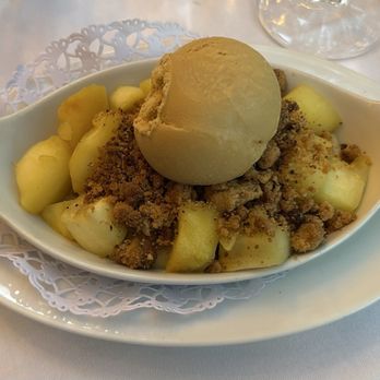 XVI ème Avenue - Apple crisp with better scotch ice cream. - Bistros Near Me - Paris 16, 75 XVI ème Avenue - Apple crisp with better scotch ice cream. - Bistros Near Me - Paris 16, 75