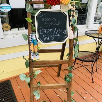 McDavid's Cafe - Breakfast & Brunch Near Me - Steinhatchee, Florida