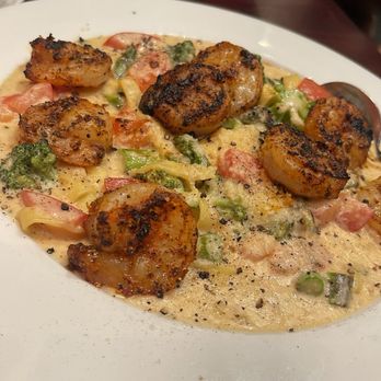 Dantanna's - Garlic Shrimp Fettuccine - Sports Bars Near Me - Atlanta, Georgia Dantanna's - Garlic Shrimp Fettuccine - Sports Bars Near Me - Atlanta, Georgia