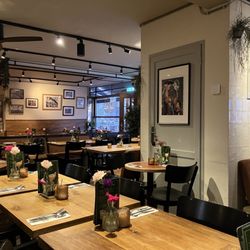 Warung Spang Makandra - Seating inside - pretty empty at noon on a Monday, looks larger since the back wall is a full mirror