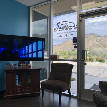 Alfredo's Auto Glass - Waiting room with a tv - Auto Glass Services Near Me - Corona, California Alfredo's Auto Glass - Waiting room with a tv - Auto Glass Services Near Me - Corona, California