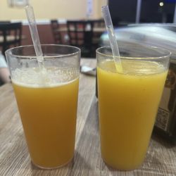 El Monstruo Fast Food - Passion fruit and mango juice