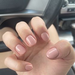 Minh's Salon D'lux Nail Spa - Gel manicure