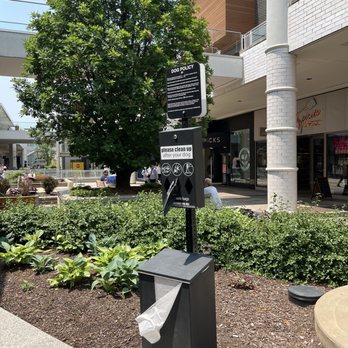 Oakbrook Center - Poop Bags for Dogs - friendly outdoor space - Shopping Centers Near Me - Oak Brook, Illinois