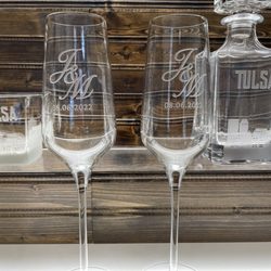 The Chizel - Personalized champagne flutes with initials and wedding date