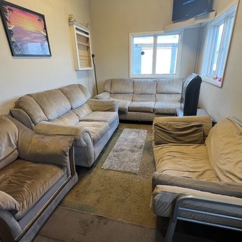 Eclipse Glass Tinting - Filthy waiting area - Car Window Tinting Near Me - Williamsville, New York Eclipse Glass Tinting - Filthy waiting area - Car Window Tinting Near Me - Williamsville, New York