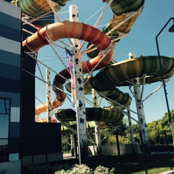 Plopsaqua - Glijbanen vanop de straat gezien. - Amusement Parks Near Me - De Panne, VWV