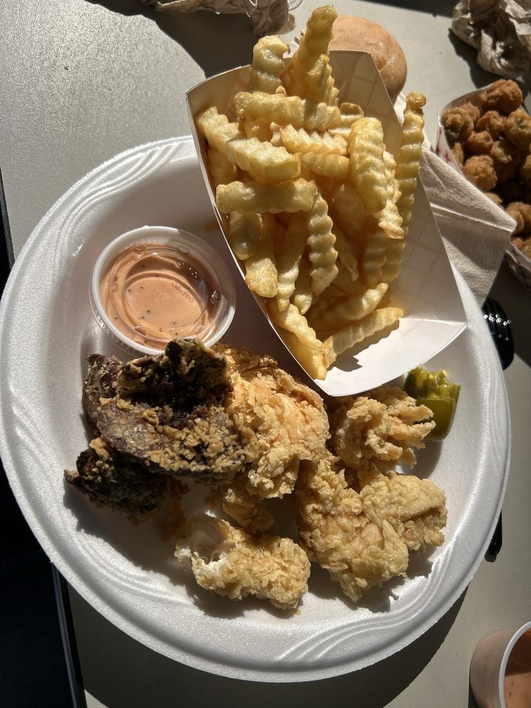 Crowe's Chicken Logo