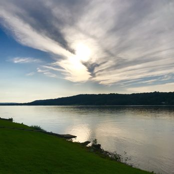Beehive Augusta Tavern - Amazing views! - American Near Me - Augusta, Kentucky