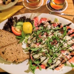 Brauner Hirsch - Vorspeise: Carpaccio vom Rind mit Rucola und Parmesan.