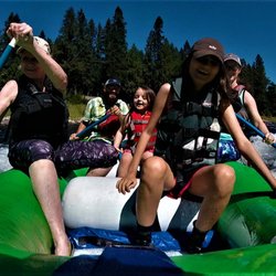 Maravia - Boating is a family thing! The Delgado's taking a splashy trip!