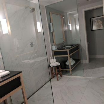 Kimpton Schofield Hotel - Huge bathroom - Hotels Near Me - Cleveland, Ohio