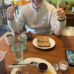 Gluten-free pancakes, cherry smoothie, açaí bowl + great coffee! So refreshing to find a place like this on our travels!