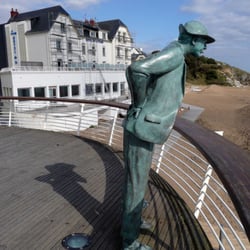 Best Western Hotel de la Plage Restaurant - La statue de Monsieur Hulot devant l'hôtel de la Plage, en mars 2008, avant transformation.