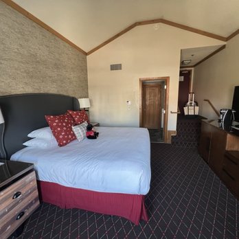 The Edgewater Hotel - Bed. Cory view. - Hotels Near Me - Seattle, Washington