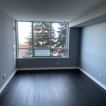 Arbint Reno - an empty room with wood floors - General Contractors Near Me Arbint Reno - an empty room with wood floors - General Contractors Near Me