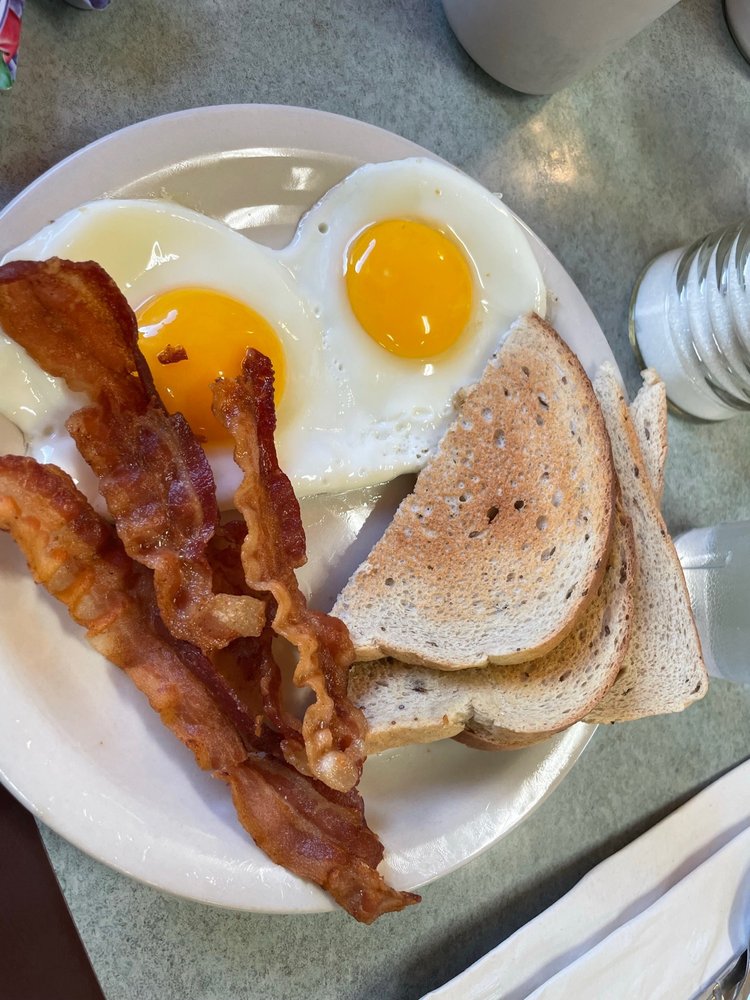 Maggie's Diner Logo