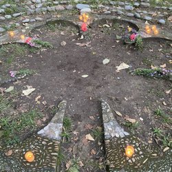 Renfrew Ravine Park - Inside the labyrinth