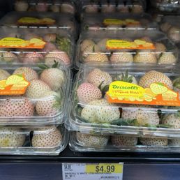 Tropical Bliss Strawberries (Driscoll's pineberry version) Tropical Bliss Strawberries (Driscoll's pineberry version)