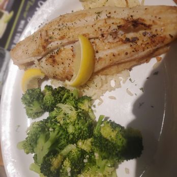 Cheddar's Scratch Kitchen - White fish with lemon pepper seasoning and broccoli - Comfort Food Near Me - Chandler, Arizona