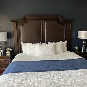 Des Lux Hotel - King room - Hotels Near Me - Des Moines, Iowa Des Lux Hotel - King room - Hotels Near Me - Des Moines, Iowa