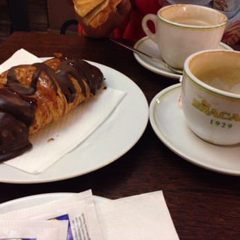 Bracafé - Chocolate croissant and cafe co leche - Cafeteria Near Me - Barcelona, B