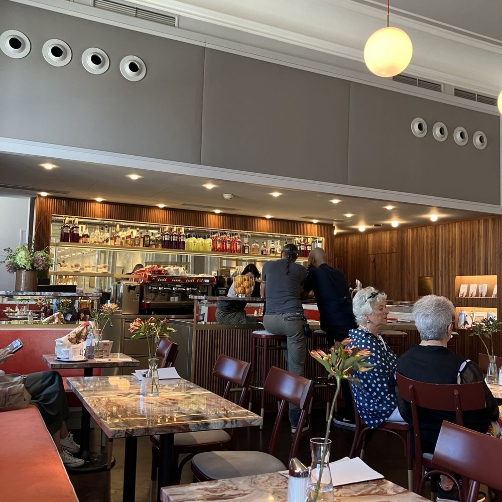 Dorotheum - Cafe - Seating in the cafe - Cafes Near Me - Vienna, 9