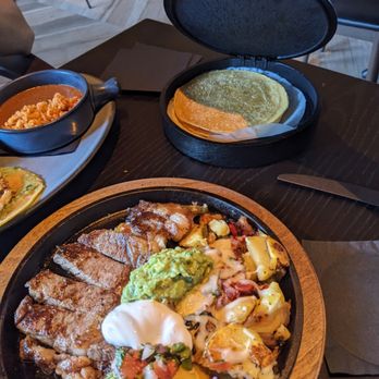 La Popular - Rib eye beef fajitas with corn & flour tortillas - Cocktail Bars Near Me - Claremont, California La Popular - Rib eye beef fajitas with corn & flour tortillas - Cocktail Bars Near Me - Claremont, California