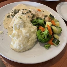 Chicken piccata with yummy mashed potatoes Chicken piccata with yummy mashed potatoes
