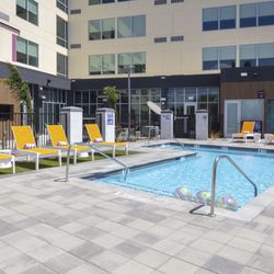 Aloft by Marriott Glendale at Westgate - Outdoor pool