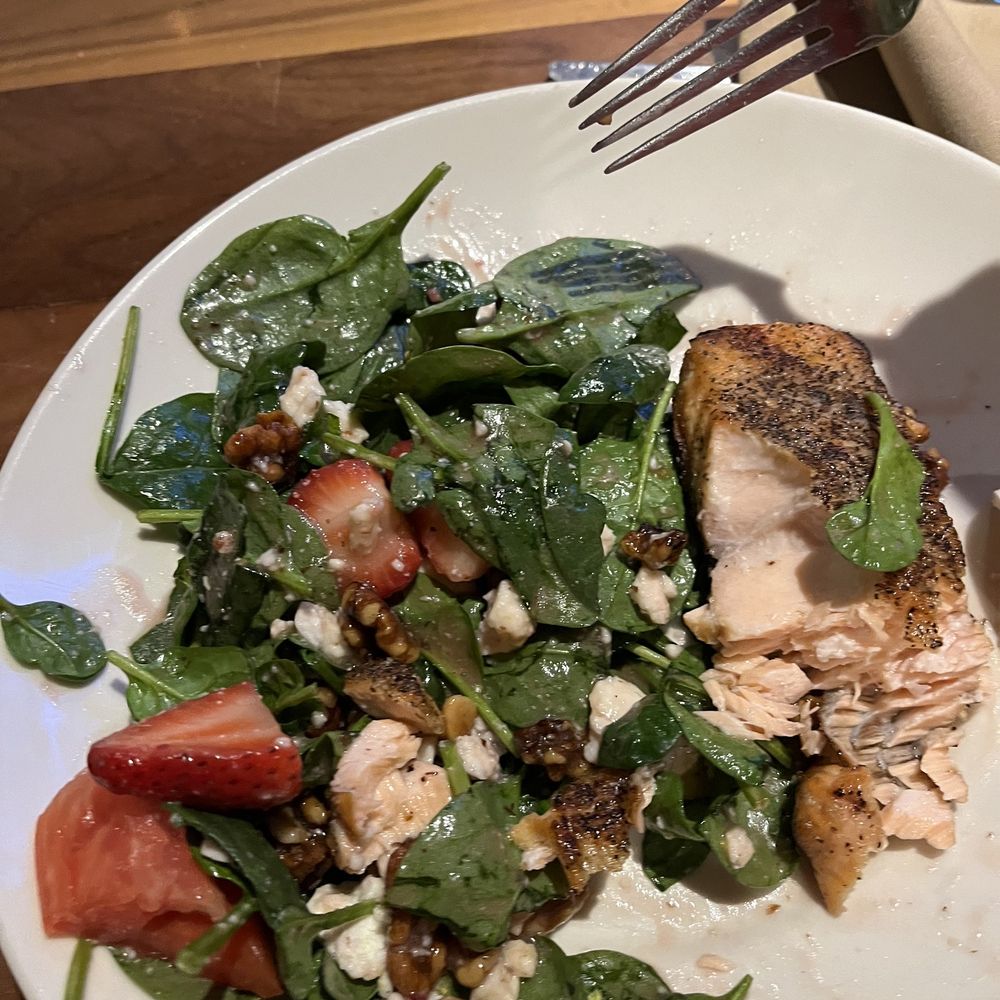 Malone's Hamburg - Salmon spinach salad - American Near Me - Lexington, Kentucky Malone's Hamburg - Salmon spinach salad - American Near Me - Lexington, Kentucky