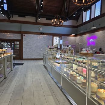 Deerfields Bakery - Beautiful displays - Bakeries Near Me - Buffalo Grove, Illinois