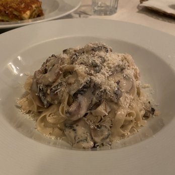La Famiglia - Fettuccine Alfredo Funghi - Pizza Near Me - Playa del Carmen, ROO La Famiglia - Fettuccine Alfredo Funghi - Pizza Near Me - Playa del Carmen, ROO