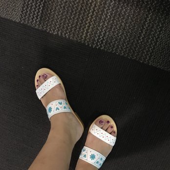 DSW Designer Shoe Warehouse - Shoe Stores Near Me - Arlington, Virginia