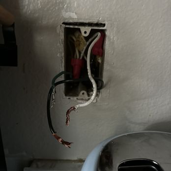 Fuse Service HVAC & Electrical - Old wiring in GFCI outlet - Electricians Near Me - Sacramento, California Fuse Service HVAC & Electrical - Old wiring in GFCI outlet - Electricians Near Me - Sacramento, California