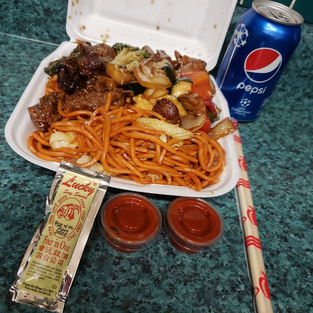Peking Wok - Chow mein with beef broccoli and jalapeno chicken, added soy sauce and sriracha with a Pepsi - Chinese Near Me - Northridge, California Peking Wok - Chow mein with beef broccoli and jalapeno chicken, added soy sauce and sriracha with a Pepsi - Chinese Near Me - Northridge, California