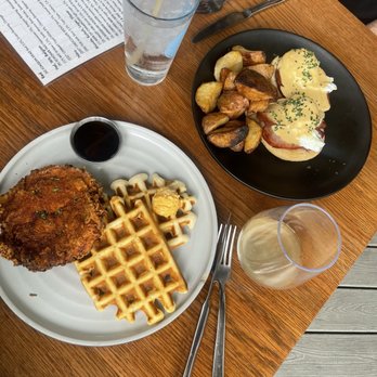 Pedalers Fork - Hot Chicken & Waffles Ham Benedict bottomless mimosas - New American Near Me - Calabasas, California